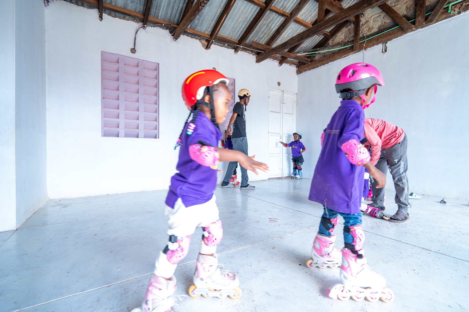 Jofad students learning to rollerblade